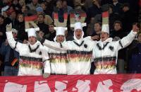 Deutsche Fans mit "RUDI" Kopfbedeckung