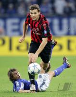 Fussball UCL: Schalke - Mailand, Zweikampf