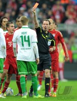 Fussball 1. Bundesliga, Saison 2011/2012: Aaron Hunt (SV Werder Bremen) bekommt von Schiedsrichter Florian Meyer die Rote Karte gezeigt