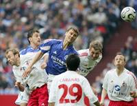 Fussball 1. Bundesliga: FC Schalke 04 - 1.FC Koeln, Zweikampf