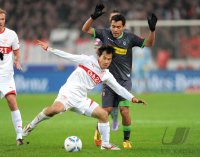 Fussball 1. Bundesliga  Saison 11/12: Shinji Okazaki (li, VfB Stuttgart) gegem Juan Arango (Borussia Moenchengladbach)