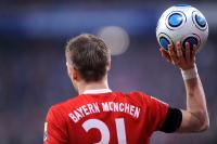 Fussball 1. Bundesliga : Bastian Schweinsteiger (FCB) beim Einwurf
