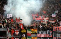 FUSSBALL SERIE A:  Fans mit einer Rauchbombe in der Fankurve