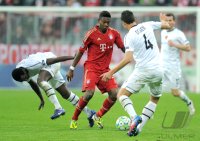 Fussball CHL  Saison 2011/2012:  Adilson Varela Cabral (li, FC Basel) gegen David Alaba (Mitte, FC Bayern Muenchen) gegen Philipp Degen (FC Basel)