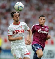 Fussball 1. Bundesliga  Saison 2011/2012: Martin Harnik (li, VfB Stuttgart) gegen Edu (re, FC Schalke 04)