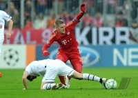 Fussball CHL  Saison 2011/2012:  Bastian Schweinsteiger (re, FC Bayern Muenchen) gegen Alexander Frei (FC Basel)
