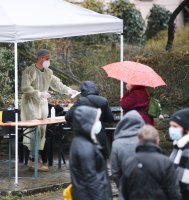 Tageszertifikat fuer Innenstadtbesucher in Tuebingen, Schnelltest-Station am Haagtorplatz