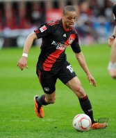 Fussball: 1. Bundesliga Saison 2010/2011: Leverkusen, SAM am Ball