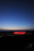 Fussball 1. Bundesliga: ALLIANZ ARENA, Aussenansicht mit Roter Beleuchtung
