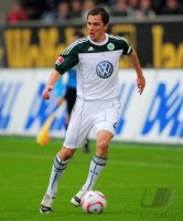 Fussball: 1. Bundesliga Saison 2010/2011: Wolfsburg, SCHAEFER am Ball