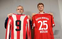 Fussball 1. Bundesliga : Gerd Mueller mit Thomas Mueller , FC Bayern Muenchen