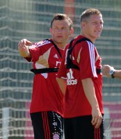Fussball 1. Bundesliga:  Ivica Olic , Bastian Schweinsteiger (v. li., FC Bayern Muenchen)