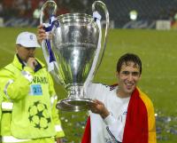FUSSBALL  CHL   Raul  mit CHL Pokal