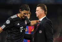 Fussball Champions League  Saison 2010/2011: Trainer Louis van Gaal, Daniel van Buyten (v. re, FC Bayern Muenchen)