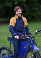 Mechatronik - Student Elias Pfeffer mit seinem selbstgebauten E-Bike