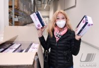 Uebergabe Corona-Schnelltests:  DRK-Kreisvorsitzende /  Aerztin Dr. Lisa Federle