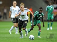 FIFA Frauen-Weltmeisterschaft 2011: Kim KULIG (li, Deutschland) gegen Perpetua NKWOCHA (re, Nigeria)