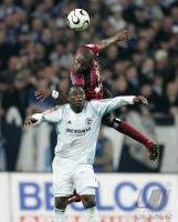 Fussball 1. Bundesliga: Schalke - Hamburg, Zweikampf