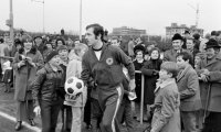 Fussball Nationalmannschaft 1971: Beckenbauer mit Fans