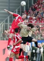 Fussball 1. Bundesliga: FSV Mainz 05 - Bayern Muenchen, Zweikampf