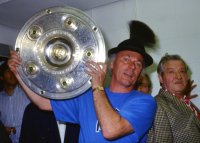 Fussball Lattek mit Meisterteller in der Kabine.