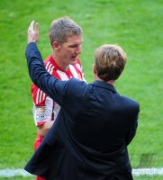 Fussball 1. Bundesliga : Bastian Schweinsteiger mit Trainer Andries Jonker (v. li., FC Bayern Muenchen)