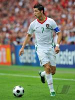 FUSSBALL EURO 2008: Portugal, RONALDO Einzelaktion