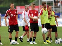Fussball 1. Bundesliga Saison   2011/2012 :  Bastian Schweinsteiger, Trainer Jupp Heynckes, Toni Kroos, Thomas Mueller , Franck Ribery (v. li., FC Bayern Muenchen)