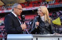 Fussball 1. Bundesliga : Trainer Felix Magath (li., VfL Wolfsburg) mit der SKY Moderatorin Jessica Kastrop