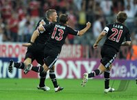 Fussball CHL  Saison 2011/2012: JUBEL nach dem TOR zum 1:0 von Bastian Schweinsteiger mit Rafinha, Philipp Lahm (v. li., FC Bayern Muenchen)