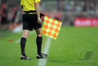 Fussball International Audi Cup 2011: Linien Schiedsrichter mit Fahne