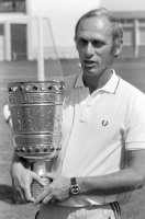 Fussball 1. Bundesliga Saison 1971/1972: Lattek (FC Bayern) mit DFB Pokal.