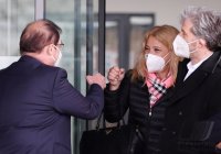 Uebergabe Corona-Schnelltests: Tuebingens Oberbuergermeister Palmer (Die Gruenen) und DRK-Kreisvorsitzende Aerztin Dr.Federle