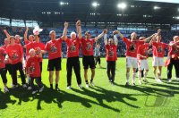 2. Fussball Bundesliga : JUBEL nach dem SIEG MIT Trainer Jos Luhukay (FC Augsburg)