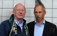 1. Fussball Bundesliga: Vizepraesident Franz Maget mit Trainer Reiner Maurer (v.li., 1860 Muenchen)