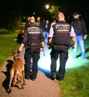 Tuebinger Nachtleben, Menschenansammlung im Bota (Alte Botanischen Garten) in der Nacht auf Sonntag