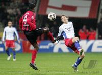 Fussball 1. Bundesliga: Leverkusen - Hamburg, Zweikampf