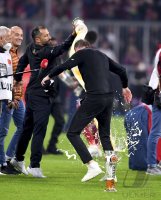Fussball 1. Bundesliga Saison 21/22: JUBEL FC Bayern Muenchen feiert die 32. Meisterschaft