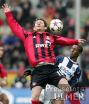 Fussball 1. Bundesliga: Leverkusen - Berlin, Zweikampf