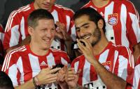 Fussball 1. Bundesliga 2010/2011: Bastian Schweinsteiger, Hamit Altintop (v. li., FCB) mit Handy