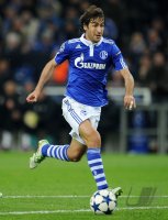 Fussball: Champions League Viertelfinale: Schalke, RAUL am Ball