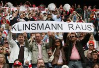 Fussball 1.Bundesliga ANTI Klinsmann Plakat beim FC Bayern Muenchen