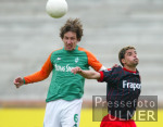 Fussball 1. Bundesliga: Frankfurt - Bremen, Zweikampf