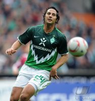 Fussball: 1. Bundesliga Saison 2010/2011: Werder Bremen, PIZARRO am Ball