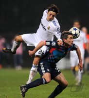 Fussball CHL  Saison 2010/2011: Mesut Oezil (li, Real Madrid) gegen Jeremy Toulalan (re, Lyon)