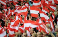 Fussball International EM 2012-Qualifikation: Oesterreich Fans mit Fahnen