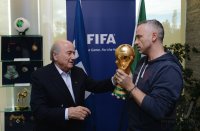 FIFA Praesident Joseph S. Blatter (Schweiz) trifft Eros Ramazzotti (Italien)