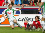 FUSSBALL 1. Bundesliga  Leverkusen - Hannover, Zweikampf