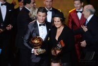 Fussball International  FIFA Ballon d Or 2013: Sieger Cristiano Ronaldo (Portugal) und Siegerin Nadine Angerer (Deutschland)