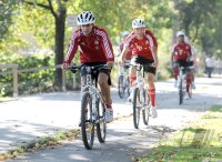 Fussball 1. Bundesliga: Die Mannschaft des FCB macht eine Fahrrad Tour mit dem Mountainbike